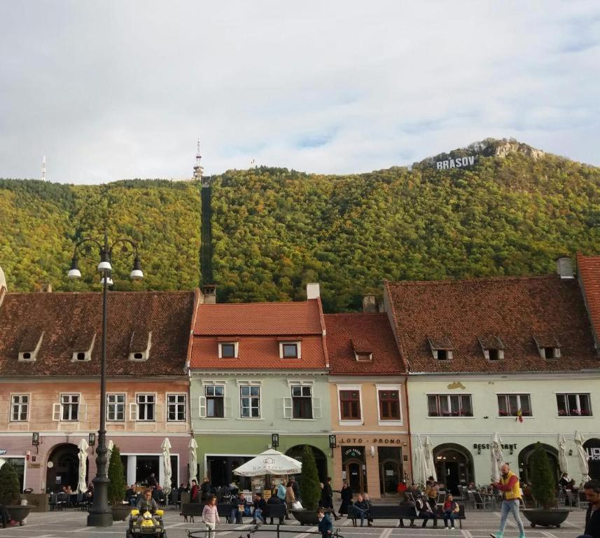 4 Rooms Piata Sfatului Brasov Exterior photo